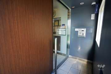 エントランスはオートロック付きです。