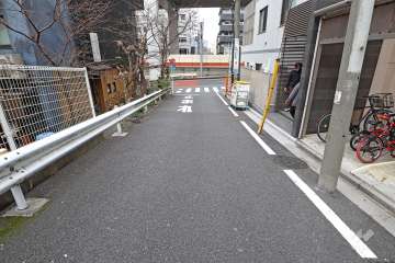 敷地西側の前面道路（南側から）