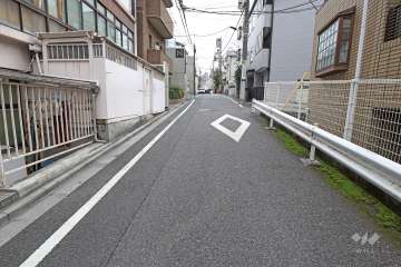 敷地西側の前面道路（北側から）