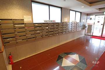 共用ポストとエントランスホール