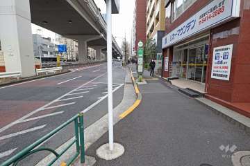 敷地北西側の前面道路（南西側から）