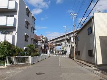 敷地東側の前面道路。周辺はマンションと一戸建てが混在する住宅地です。