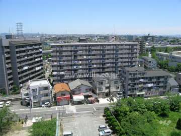 サンロイヤル北園田の遠景。周辺はマンションと一戸建てが混在する住宅地です。