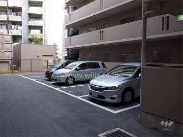 棟の間、敷地中央にある敷地内駐車場（屋外平面式）