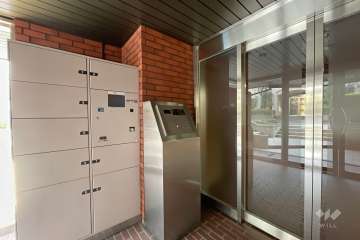 エントランスはオートロックと宅配ボックス付きです。