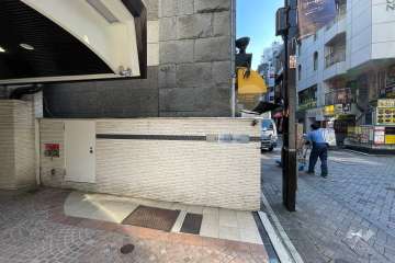 エントランスの銘板