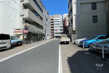 敷地の北側前面道路（西側から）