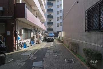 敷地西側の前面道路（北側から）