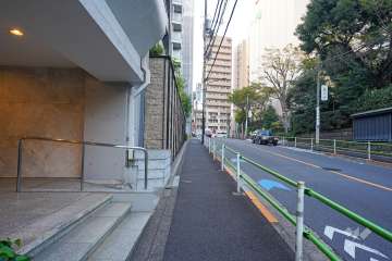 敷地東側の前面道路