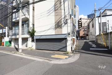 敷地の北東側前面道路（北西側から）