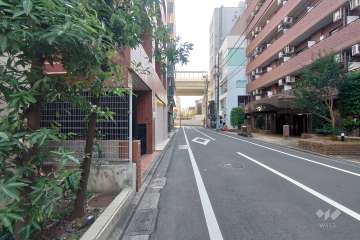 敷地西側の前面道路