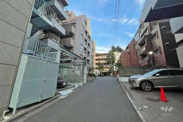 敷地東側の前面道路（北側から）