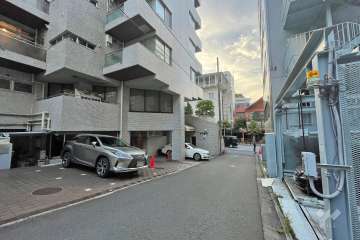 敷地東側の前面道路（南側から）