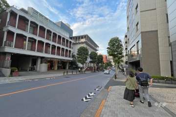 敷地北側の前面道路（西側から）