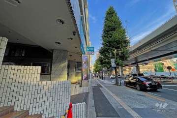 敷地南東側の前面道路（南西側から）