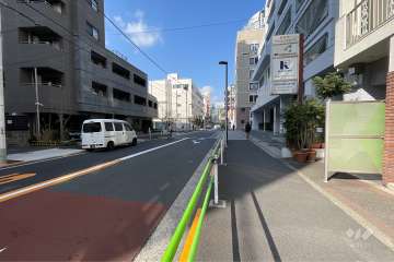 敷地西側の前面道路（南側から）