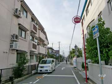 敷地東側の前面道路。