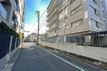 敷地北東側の前面道路（北西側から）