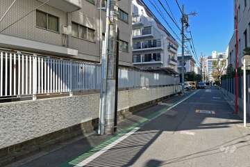 敷地北東側の前面道路（南東側から）