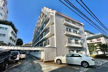 秀和青南レジデンスの外観（東側から）