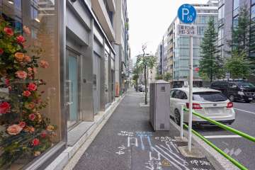 敷地南側の前面道路（西側から）