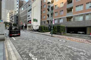 敷地北東側の前面道路（北西側から）