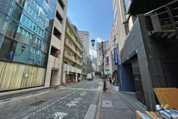 敷地北東側の前面道路（北西側から）