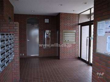 タイル張りのエントランスホール