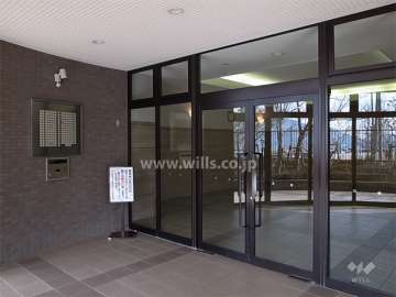 エントランスはオートロック付きです。