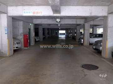 駐車場は別棟になっており、平面式です。