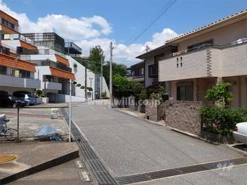 周辺は一戸建てが中心に立ち並ぶ住宅地です。