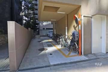 敷地内駐車場（屋内平面式）と駐輪場