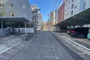 敷地南側の前面道路（西側から）