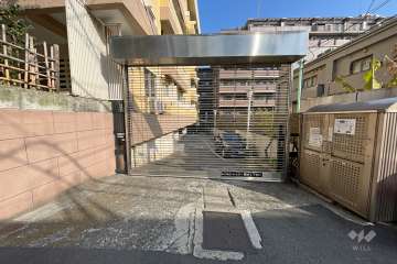 敷地内駐車場の出入り口（リングシャッター付き）