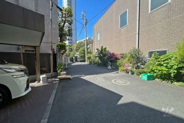 敷地西側の前面道路（北側から）