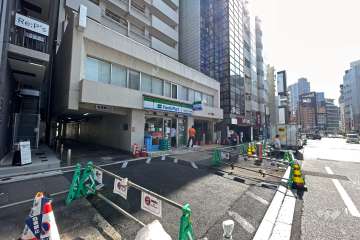 敷地西側の前面道路（北側から）