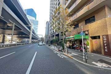 敷地南東側の前面道路（北東側から）
