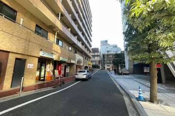 敷地北東側の前面道路（南東側から）
