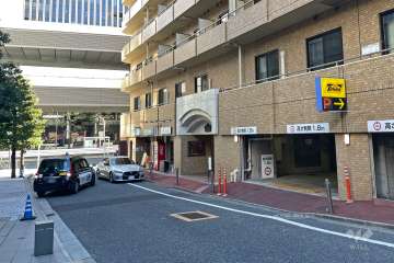 敷地北東側の前面道路（北西側から）