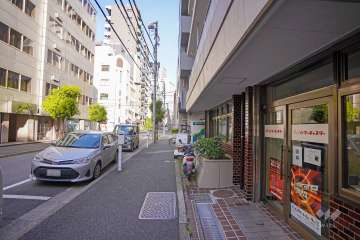 敷地北側の前面道路（西側から）