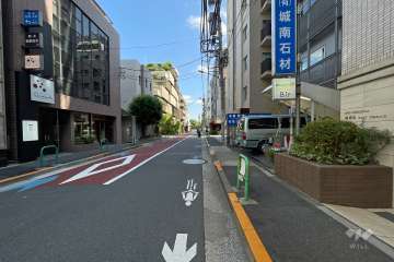 敷地東側の前面道路（北側から）