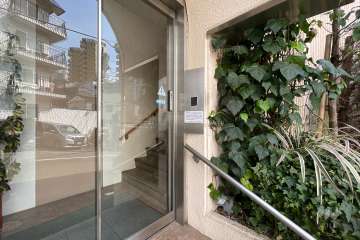 エントランスはオートロック付きです。