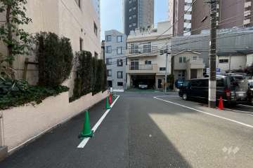 敷地西側の前面道路（北側から）