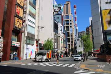 敷地北西側の前面道路(南西側から)