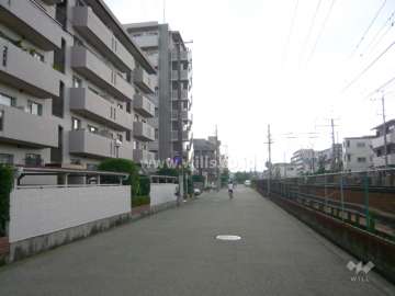 敷地北側の前面道路。道を挟んで北側には阪急神戸線が走っています。