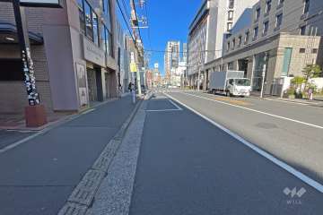 敷地北東側の前面道路（東側から）