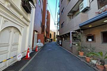 敷地東側の前面道路（北東側から）