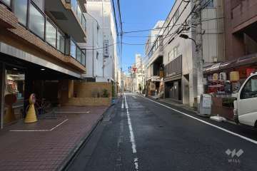 敷地東側の前面道路（南側から）