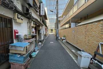 敷地西側の前面道路（南側から）