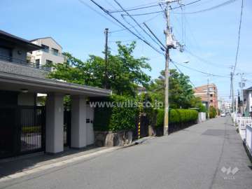 周辺の街並み（手入れされた生垣のある邸宅が並んでいます）